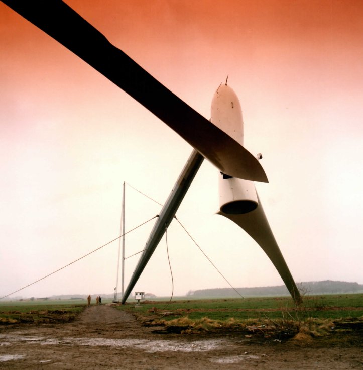 Orton wind farm build — installing a Carter turbine