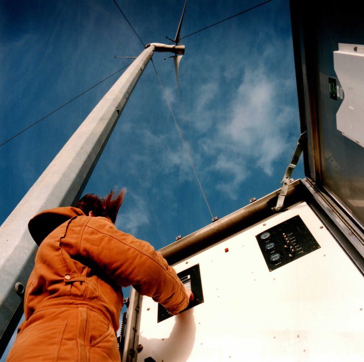 Orton wind farm build — installing a Carter turbine