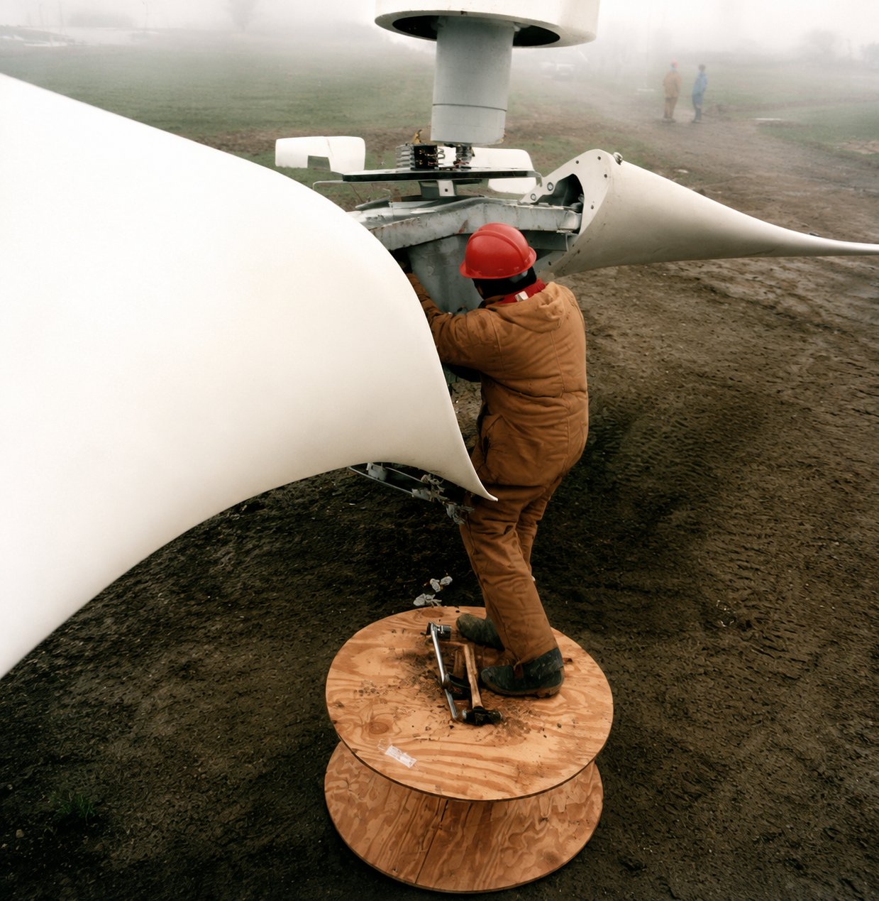 Orton wind farm build — installing a Carter turbine
